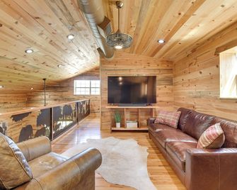 Early Cabin with Deck about 20 Mi to Lake Brownwood! - Early