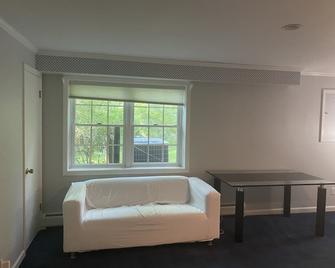A private room for any traveler - Weston - Huiskamer