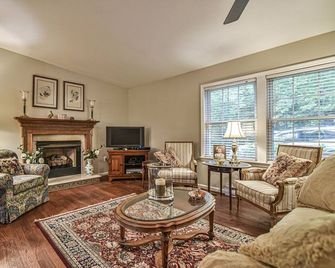 Blackberry Cottage: one-level golf & mountain view - Sapphire - Sala de estar