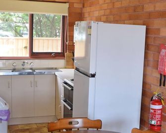 Anglers Lodge 4 - bring your own linen - South West Rocks - Küche