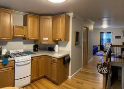 Relax & Unwind in this full apartment w/ Most Attractions close by! - Merrimac - Cuina