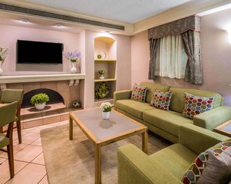 La Quinta Inn by Wyndham San Diego Vista - Vista - Obývací pokoj
