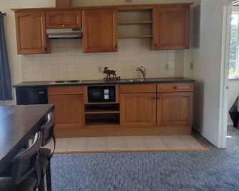 Room # 2 with kitchen and bathroom, 2nd floor with stairs - Stevenson - Cocina