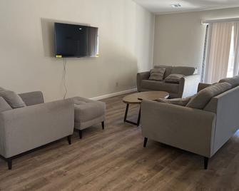 Newly Remodeled 4 bedroom Home 10 minutes away from local hospitals and shopping - Modesto - Living room