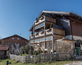 Holiday Apartment 'Parzinger' close to Chiemsee with Mountain View & Balcony - Chieming - Budynek