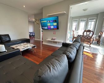 Spacious 5BR Home for Families & Business Travelers - Ajax - Obývací pokoj