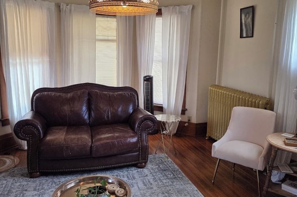 Gorgeous 1908 Estate on 1 acre of land. 6 blocks from Grinnell College. - Grinnell - Soggiorno
