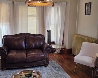 Gorgeous 1908 Estate on 1 acre of land. 6 blocks from Grinnell College. - Grinnell - Wohnzimmer