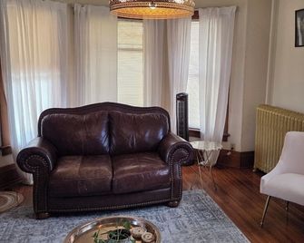 Gorgeous 1908 Estate on 1 acre of land. 6 blocks from Grinnell College. - Grinnell - Soggiorno