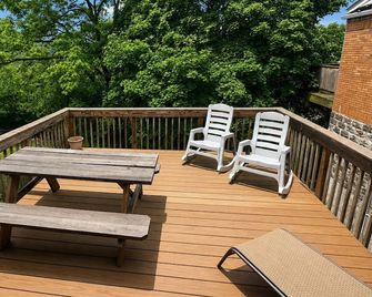 Cozy Urban Bungalow-Near Pit Airport, Stadiums, Parks & Museums! Pet Friendly! - Ambridge - Balcón