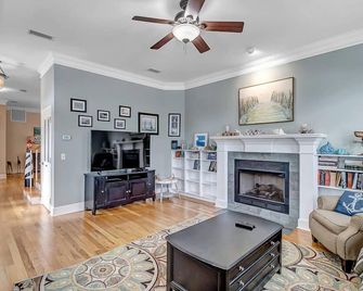 Aqua Vista - Cozy beach home w BBQ & large deck - Marineland - Living room
