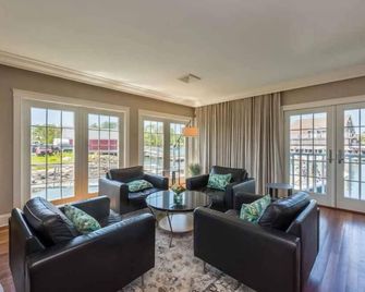 Breakwater Inn - Kennebunkport - Living room