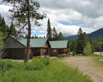 12 minute drive to Glacier National Park ~Trout Run Cabin at Lazy Bear Lodging - Martin City - Building