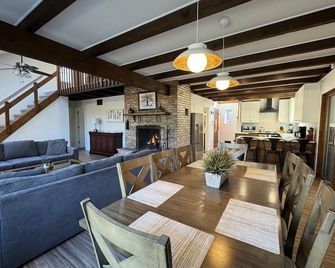Huge 3000sqf Creek Front - 8 person hot tub, Fire pit, two decks, Ski Hill. - Bushkill - Dining room