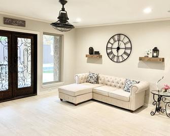 Cozy 4 BR home with a private backyard and pool - Coppell - Living room