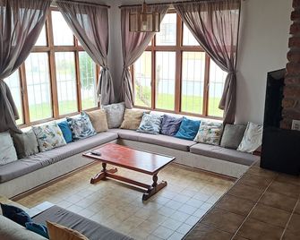 Plottie Self-catering - Struisbaai - Huiskamer