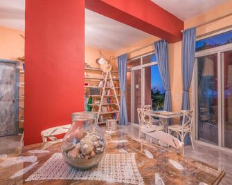 Julia Studios - Ammoudi