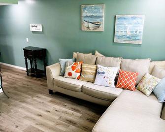 Nature Coast Getaway #3 - Charming 2 Bedroom - Homosassa Springs - Sala de estar