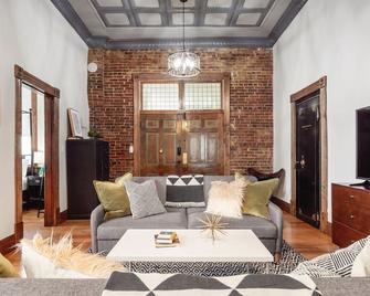 Featured on USA Today - Hot tub, Fenced Yard - Marthasville - Sala de estar