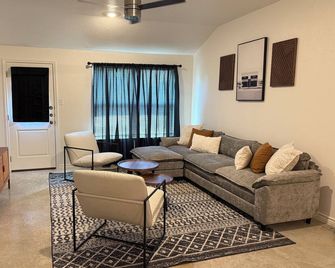 Charming 3-bedroom home with WiFi, King bed in fabulous Copperas Cove - Copperas Cove - Вітальня
