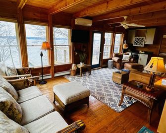Seneca Lake -20 percent off winter stay - On Wine Trail Three Brothers, Geneva - Geneva - Living room