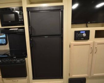 Cozy Smoky Mtn RV with WiFi and Heat/AC near Cades Cove - Walland - Cocina