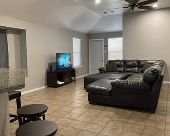 Adorable Home Away from Home - Corpus Christi - Living room