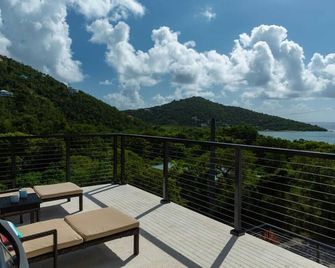 Tropical Seabreeze- Pool and back up power/solar - Cruz Bay - Balcón
