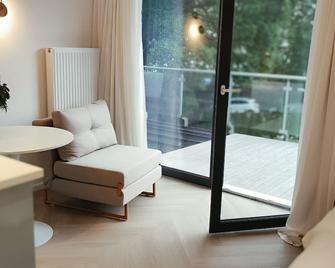 Maritime studio with spacious balcony. Free parking on the street - Hamburg - Wohnzimmer