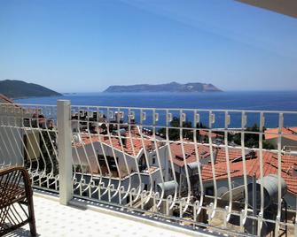 Smyrna Pansiyon - Kaş - Balkon