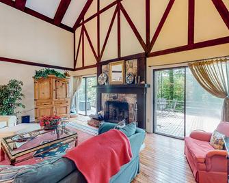 Cobb House - Highlands - Living room