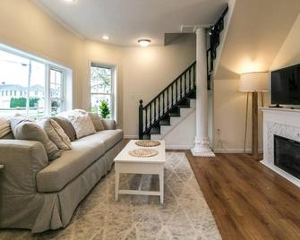 The Beach Pad- A Luxury Sylvan Getaway - Sylvan Beach - Living room