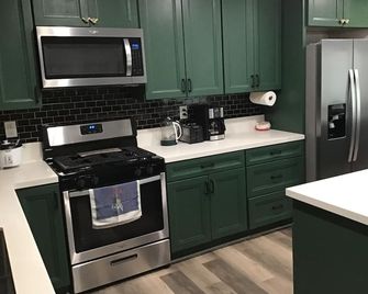 Spacious 4-bedroom house with AC, fitness equipment in wonderful Lakeside - Lakeside - Cocina