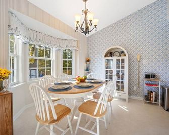 Replay the Quay 80s-90s Retro Themed Home - Fuquay-Varina - Comedor