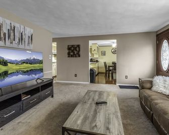 Fireman's Park Quarters - Depew - Living room