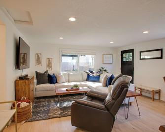 Cozy Coeur dAlene Getaway with Fire Pit, Near Dtwn - Coeur d'Alene - Oturma odası