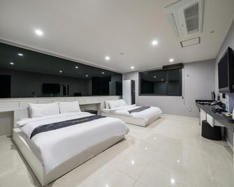 Mokpo Queen Business Hotel - Mokpo - Habitación
