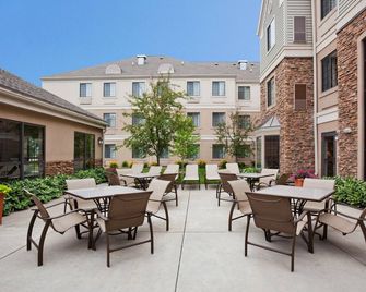 Cozy Suite in Eagan | Free Wifi, Parking & Gym! - Eagan - Patio