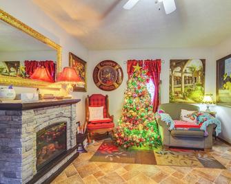 Walk to Civic Center and Dining Lebanon Studio! - Lebanon - Living room