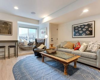 Jefferson Park Apartment: Walk to Empower Field! - Denver - Sala de estar
