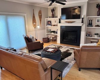 Walk to Everything! Spacious & Modern 4-Bedroom Home in the Center of Town. - Schroon Lake - Sala de estar