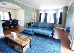 Blue House, Blocks from Ross-Aide, Mackey, Samara House, Birck Golf Complex - West Lafayette - Living room