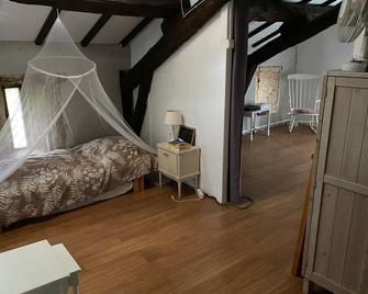 Stone house, splendid view, 5 min from St Antonin-Noble-Val and the river! - Saint-Antonin-Noble-Val - Bedroom