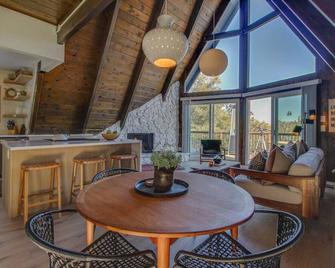 Roots Mountain House Modern A-Frame - Lake Arrowhead - Comedor