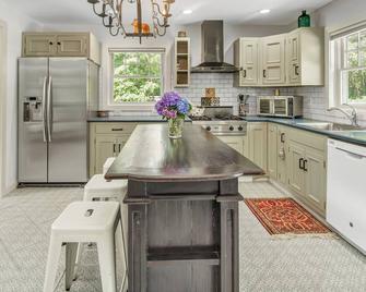2 bedroom cottage-Cozy winter vibes with wood stove and hot tub - East Hampton - Kitchen
