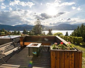 Breathtaking Views of Skaha Lake&Mountains at Our 6BR/5.5BA Retreat with Hot Tub - Kaleden - Balcony