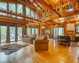 Bear Claw -Log Cabin-Hot Tub-Pool Table - Hiawassee - Living room