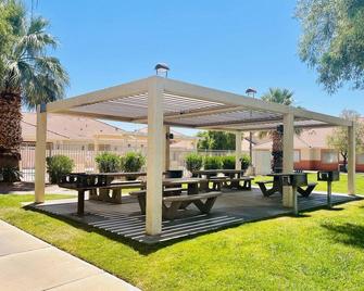 Sunbeam Springs by Mesquite Vacation Rentals with Community Amenities and 510 in free daily activities - Mesquite - Patio