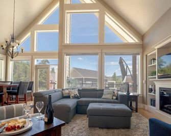 A Home Away from Home. Fully Licensed Vacation Property. - Fintry - Living room