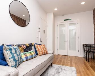 Private Apartment in Brooklyn Heights! 2B - Brooklyn - Living room